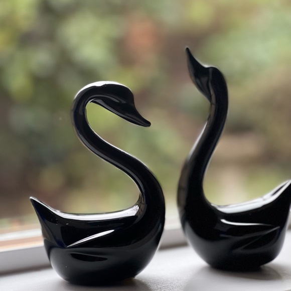 VTG PAIR OF BLACK CROWNING TOUCH GLASS SWANS - Picture 2 of 8